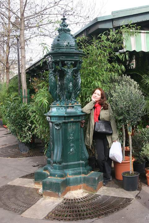 Такие фонтанчики повсюду в центре Парижа