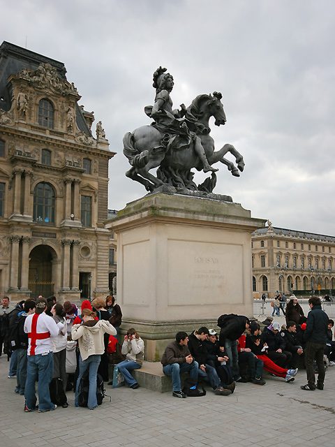 Луи XIV у входа в Лувр