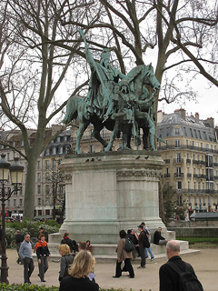 Статуя короля франков Карла Великого рядом с собором