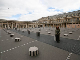 Колонны Бюрена и колоннада Эгалите на площади Пале-Рояль
