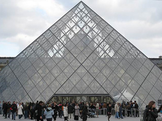 Центральный вход в Лувр — пирамида Миттерана
